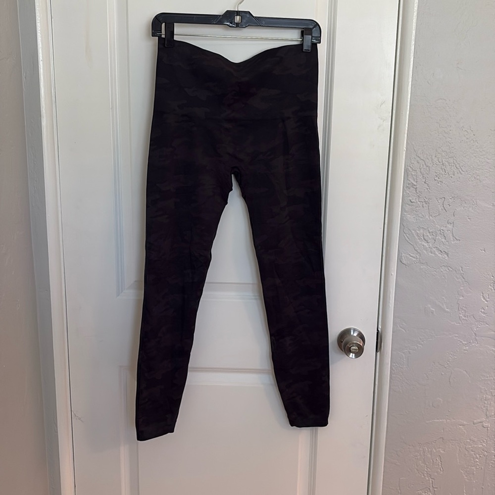 SPANX Black Camo Look at Me Now Women’s XL Seamless Compression Leggings